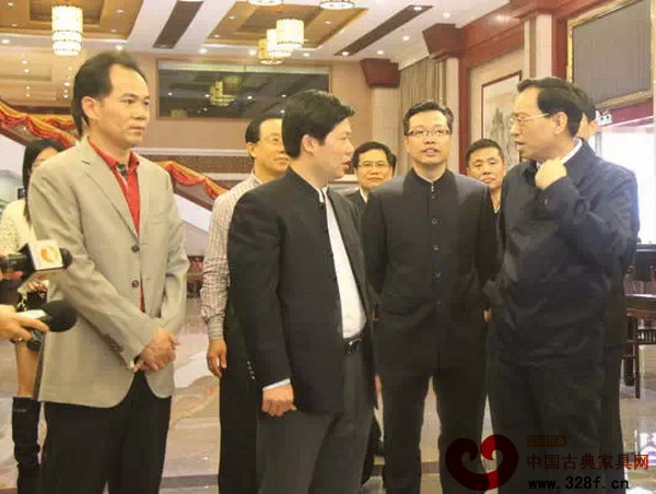 中山市市長陳良賢(右一)一行到大涌紅木企業開展新春慰問 中山市市長陳良賢(右一)一行到大涌紅木企業開展新春慰問