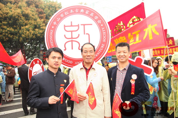 出發前中山市紅木古典家具學會名譽理事長蔡澤強、中山市紅木古典家具學會理事長蕭社和、中山市紅木古典家具學會常務副理事長林偉華合影留念 出發前中山市紅木古典家具學會名譽理事長蔡澤強、中山市紅木古典家具學會理事長蕭社和、中山市紅木古典家具學會常務副理事長林偉華合影留念