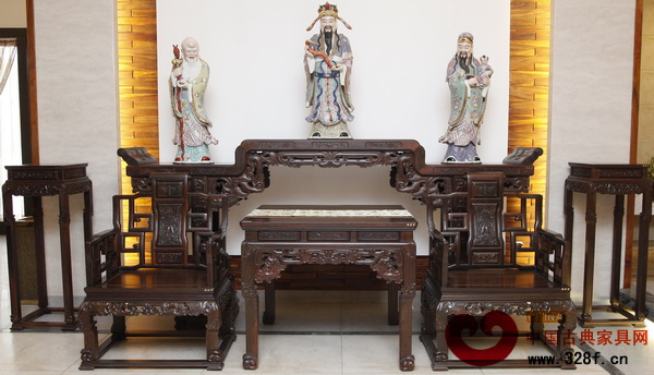 中堂家具中,椅子和花幾都有托泥結構(鴻運堂供圖) 中堂家具中,椅子和花幾都有托泥結構(鴻運堂供圖)