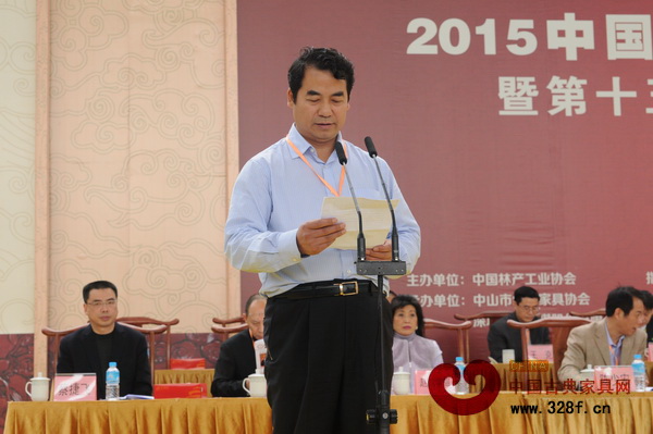 中國林業產業聯合會秘書長、中國林產工業協會執行會長王滿在致辭中表示中山紅博會是中國紅木家具產業體系的重要組成部分 中國林業產業聯合會秘書長、中國林產工業協會執行會長王滿在致辭中表示中山紅博會是中國紅木家具產業體系的重要組成部分