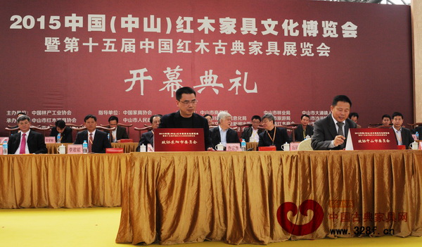 中山市政協副主席馬志剛(左)與東陽市政協副主席蔡捷飛共同簽署建立產業發展推進聯盟協議書 中山市政協副主席馬志剛(左)與東陽市政協副主席蔡捷飛共同簽署建立產業發展推進聯盟協議書