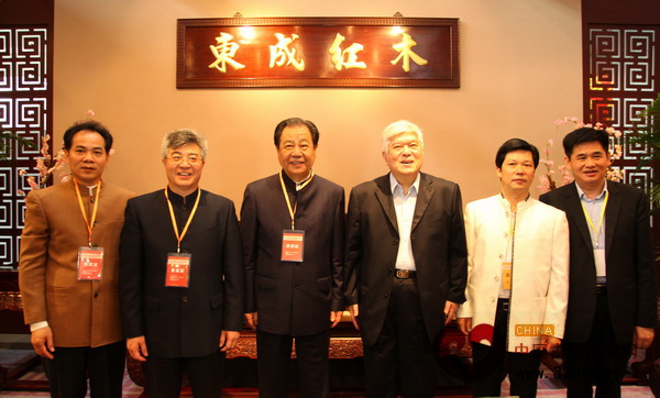 國務院參事、外交部原副部長喬宗淮(右三),《經濟日報》原總編輯、“中國品牌之父”艾豐(左三),中山市政協主席丘樹宏(左二),大涌鎮黨委書記黃紅全(左一),大涌鎮黨委委員謝巧明(右一),東成紅木董事長張錫復(右二)在東成紅木展廳內合影 國務院參事、外交部原副部長喬宗淮(右三),《經濟日報》原總編輯、“中國品牌之父”艾豐(左三),中山市政協主席丘樹宏(左二),大涌鎮黨委書記黃紅全(左一),大涌鎮黨委委員謝巧明(右一),東成紅木董事長張錫復(右二)在東成紅木展廳內合影