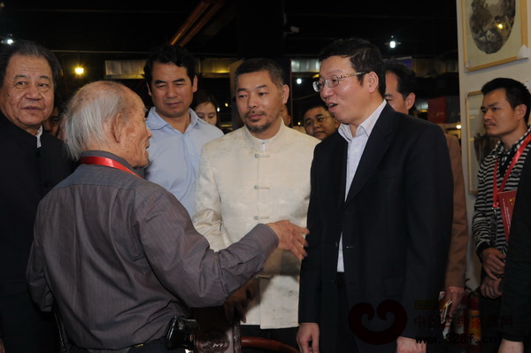 中山市常務(wù)副會(huì)長(zhǎng)謝中凡(右)與交易會(huì)上的工藝美術(shù)大師交流 中山市常務(wù)副會(huì)長(zhǎng)謝中凡(右)與交易會(huì)上的工藝美術(shù)大師交流