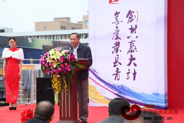 廣東省工藝美術(shù)協(xié)會(huì)常務(wù)副會(huì)長(zhǎng)、廣東省工藝美術(shù)學(xué)會(huì)會(huì)長(zhǎng)劉夕海指出交易會(huì)的舉辦對(duì)于中國(guó)工藝美術(shù)的傳承與發(fā)展具有重要意義 廣東省工藝美術(shù)協(xié)會(huì)常務(wù)副會(huì)長(zhǎng)、廣東省工藝美術(shù)學(xué)會(huì)會(huì)長(zhǎng)劉夕海指出交易會(huì)的舉辦對(duì)于中國(guó)工藝美術(shù)的傳承與發(fā)展具有重要意義