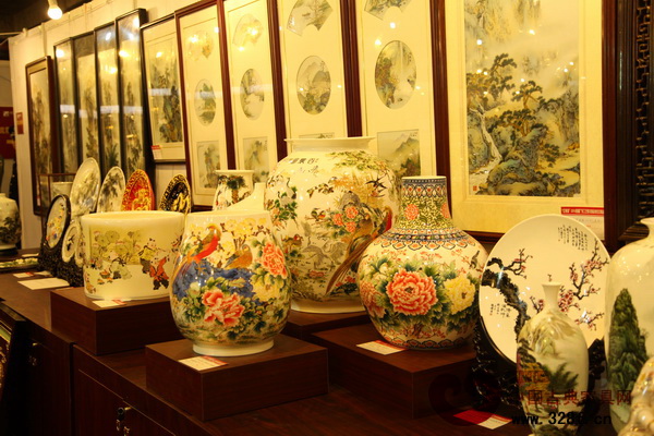 首屆廣東省工藝美術(shù)精品博覽交易會(huì)中的藝術(shù)珍品 首屆廣東省工藝美術(shù)精品博覽交易會(huì)中的藝術(shù)珍品
