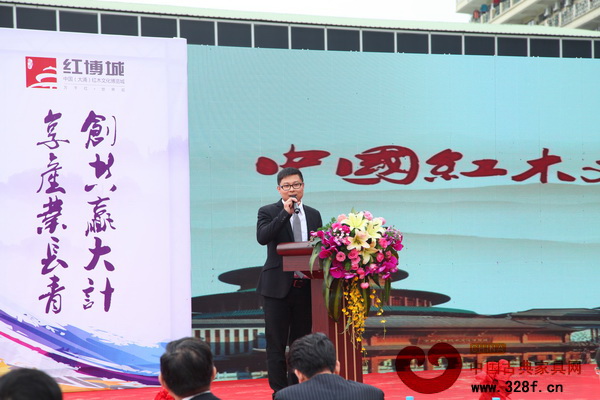 紅博城招商大會(huì)上,紅博城策劃部經(jīng)理劉國(guó)偉現(xiàn)場(chǎng)詳細(xì)介紹了紅博城項(xiàng)目情況 紅博城招商大會(huì)上,紅博城策劃部經(jīng)理劉國(guó)偉現(xiàn)場(chǎng)詳細(xì)介紹了紅博城項(xiàng)目情況