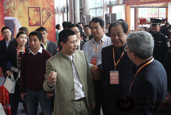 品牌專家艾豐(右二)、中國林產(chǎn)工業(yè)協(xié)會執(zhí)行會長王滿(右三)、中山市政協(xié)主席丘樹宏等中山紅博會貴賓們參觀了紅古軒展位 品牌專家艾豐(右二)、中國林產(chǎn)工業(yè)協(xié)會執(zhí)行會長王滿(右三)、中山市政協(xié)主席丘樹宏等中山紅博會貴賓們參觀了紅古軒展位