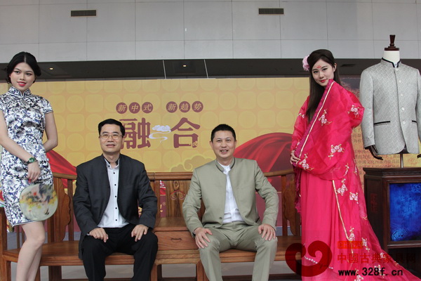 廣東省家具協(xié)會會長王克(左)、紅古軒總經(jīng)理吳赤宇與漢服秀表演者合影 廣東省家具協(xié)會會長王克(左)、紅古軒總經(jīng)理吳赤宇與漢服秀表演者合影