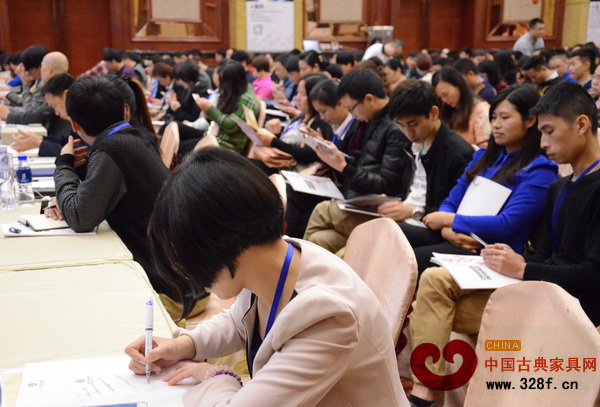 課程現場,學員們非常認真地聽講、做筆記 課程現場,學員們非常認真地聽講、做筆記