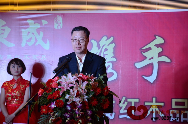 中國家具協(xié)會副理事長劉金良表示,東成紅木的品牌發(fā)展,是中國紅木家具品牌轉型升級的中的突出代表 中國家具協(xié)會副理事長劉金良表示,東成紅木的品牌發(fā)展,是中國紅木家具品牌轉型升級的中的突出代表