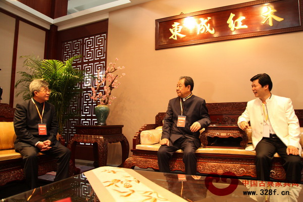《經(jīng)濟日報》原總編輯、“中國品牌之父”艾豐(中),中山市政協(xié)主席丘樹宏(左)與東成紅木董事長張錫復(右)交流品牌建設思路 《經(jīng)濟日報》原總編輯、“中國品牌之父”艾豐(中),中山市政協(xié)主席丘樹宏(左)與東成紅木董事長張錫復(右)交流品牌建設思路
