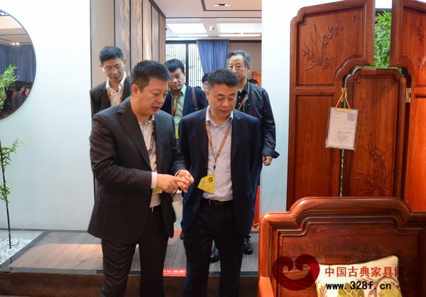 東陽市市長一行參觀明堂紅木展館 東陽市市長一行參觀明堂紅木展館