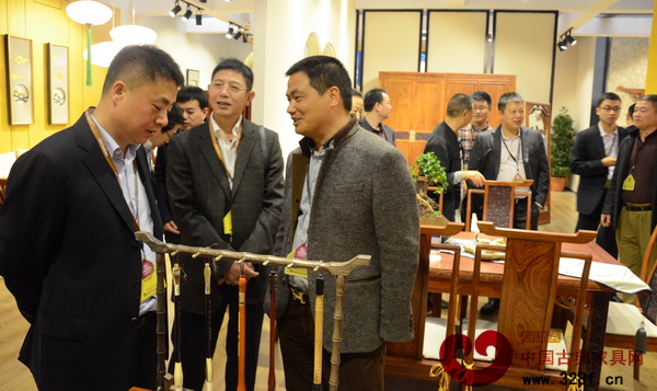 中信紅木董事長李忠信向東陽市市長一行介紹新品牌長信世家 中信紅木董事長李忠信向東陽市市長一行介紹新品牌長信世家