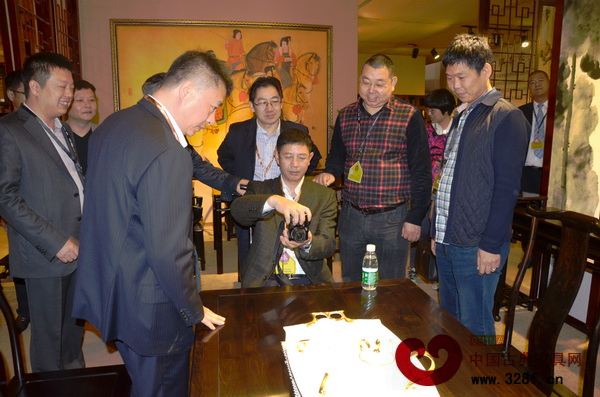 東陽市市長一行認真觀察九龍堂紫光檀產品 東陽市市長一行認真觀察九龍堂紫光檀產品