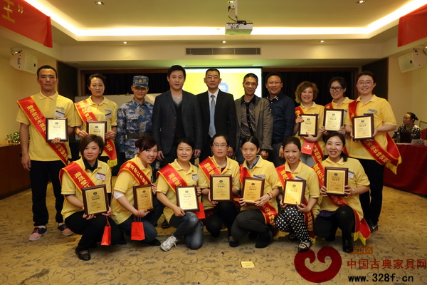 瀚晟堂紅木特訓班冠軍團隊與公司領導合影留念 瀚晟堂紅木特訓班冠軍團隊與公司領導合影留念