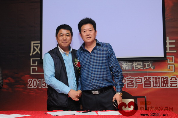 大清御品董事長張躍平(左)與經銷商進行簽約儀式后合影 大清御品董事長張躍平(左)與經銷商進行簽約儀式后合影