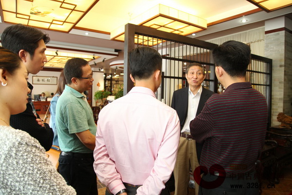 大家認真聽取曹靜樓老師的意見與建議 大家認真聽取曹靜樓老師的意見與建議