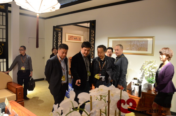 東陽市市長朱建軍(圖左三)一行參觀樣樣紅紅木展館 東陽市市長朱建軍(圖左三)一行參觀樣樣紅紅木展館