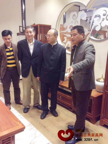 原故宮博物院文保科技部主任、古典紅木家具專家曹靜樓(圖左二),中國家具協會副理事長陳寶光(圖右二),中國古典家具網、《品牌紅木》雜志CEO林偉華(圖左一)來中信紅木展館參觀 原故宮博物院文保科技部主任、古典紅木家具專家曹靜樓(圖左二),中國家具協會副理事長陳寶光(圖右二),中國古典家具網、《品牌紅木》雜志CEO林偉華(圖左一)來中信紅木展館參觀