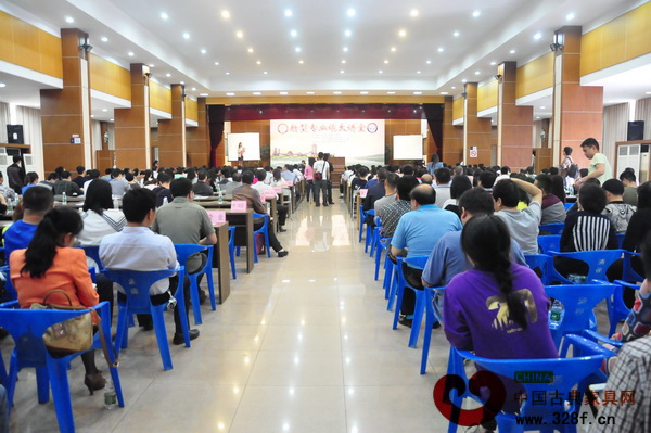 新型專業(yè)鎮(zhèn)大講堂在大涌鎮(zhèn)政府大會(huì)堂隆重舉行 新型專業(yè)鎮(zhèn)大講堂在大涌鎮(zhèn)政府大會(huì)堂隆重舉行