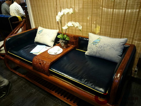 深圳展上的原創(chuàng)設(shè)計(jì)中式家具