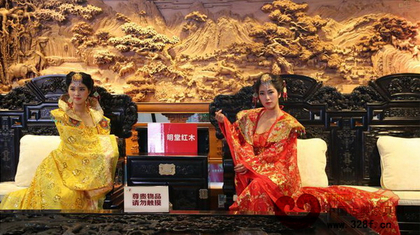 古典美女與家具展示相結合 古典美女與家具展示相結合