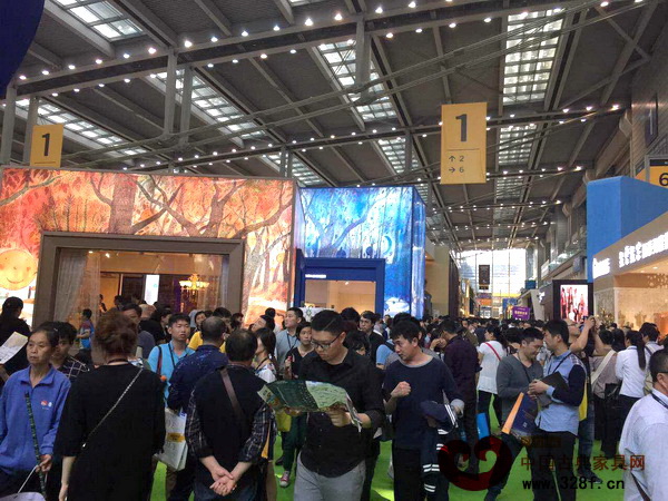 深圳家具展展館內(nèi)擠滿了參展者