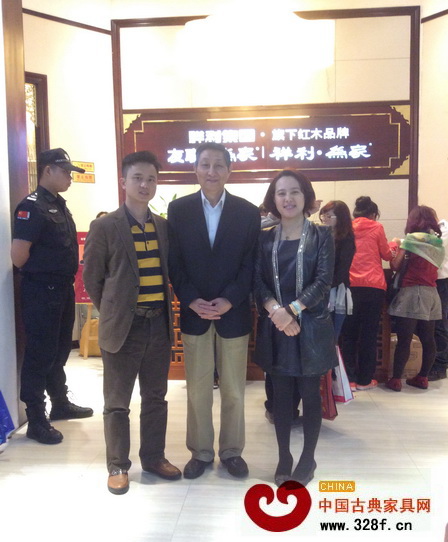 原故宮博物院文保科技部主任、紅木家具著名專家曹靜樓（中），中國古典家具網(wǎng)、《品牌紅木》雜志CEO林偉華（左）蒞臨祥利集團展館參觀