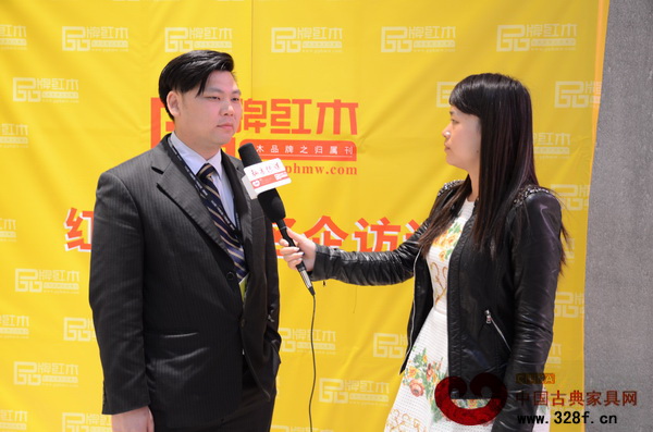國壽紅木副總經理王耀佳在接受《品牌紅木》雜志記者的采訪 國壽紅木副總經理王耀佳在接受《品牌紅木》雜志記者的采訪