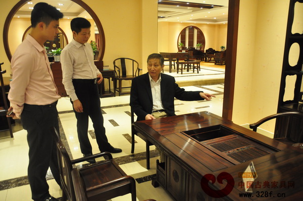 原故宮博物院文保科技部主任曹靜樓(右)前往水雨軒沙溪總店點評水雨軒產品 原故宮博物院文保科技部主任曹靜樓(右)前往水雨軒沙溪總店點評水雨軒產品