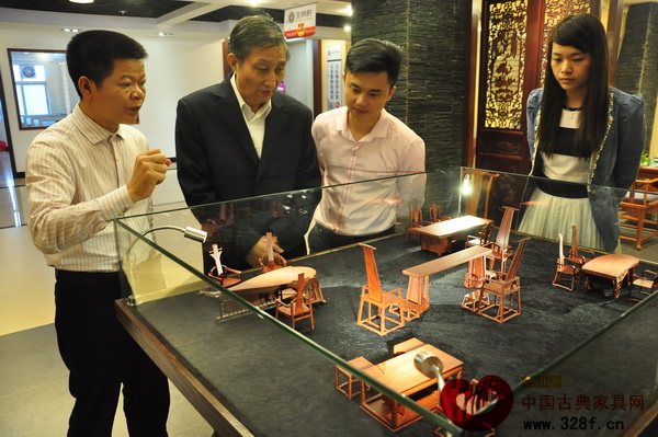 原故宮博物院文保科技部主任曹靜樓(左二)觀看水雨軒用3D打印技術制作的產品模型 原故宮博物院文保科技部主任曹靜樓(左二)觀看水雨軒用3D打印技術制作的產品模型