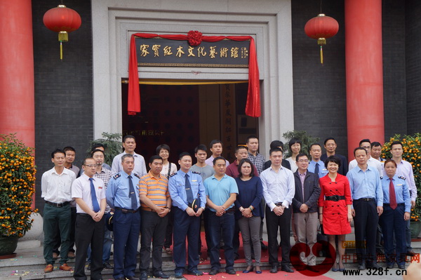 出席家寶紅木“誠信經營、售后服務承諾書”授牌儀式的領導嘉賓合影留念 出席家寶紅木“誠信經營、售后服務承諾書”授牌儀式的領導嘉賓合影留念