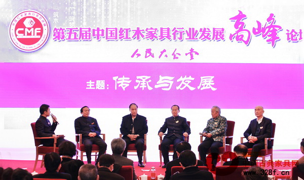 中國古典家具傳承工藝大師王秀林(右二)、故宮博物院副研究員周京南(右三)、亞太地區手工藝大師馮文土(右五)、中山市紅木家具行業協會會長蕭照興(右四)、中國傳統工藝大師邵湘文(右一)等與《品牌紅木》雜志CEO林偉華(右六)展開“傳承與發展”的討論 中國古典家具傳承工藝大師王秀林(右二)、故宮博物院副研究員周京南(右三)、亞太地區手工藝大師馮文土(右五)、中山市紅木家具行業協會會長蕭照興(右四)、中國傳統工藝大師邵湘文(右一)等與《品牌紅木》雜志CEO林偉華(右六)展開“傳承與發展”的討論