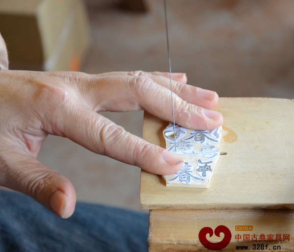 作為鑲嵌用的字，是由工匠用手工一個個用工具鋸出來的