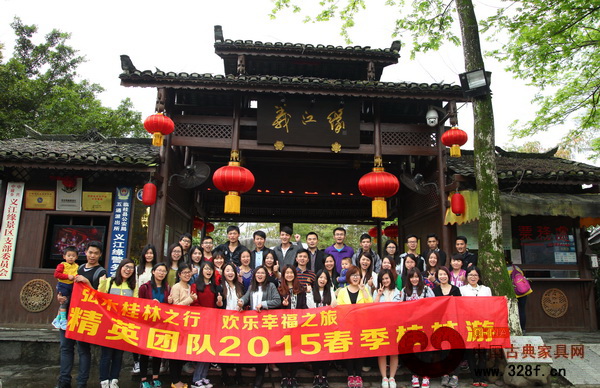 在義江緣景區(qū)內(nèi),《品牌紅木》精英乘竹筏欣賞美麗的義江風光,感受少數(shù)民族風情 在義江緣景區(qū)內(nèi),《品牌紅木》精英乘竹筏欣賞美麗的義江風光,感受少數(shù)民族風情