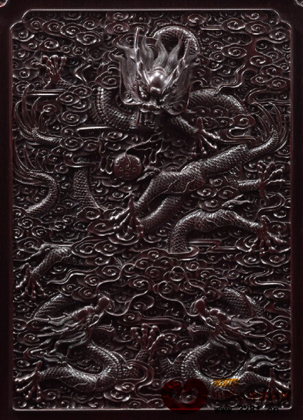屏心雕刻海水云龍紋,龍首刻畫細膩,龍須清晰齊整飄逸首側,鱗紋貼合龍的姿態自然轉動變化 屏心雕刻海水云龍紋,龍首刻畫細膩,龍須清晰齊整飄逸首側,鱗紋貼合龍的姿態自然轉動變化