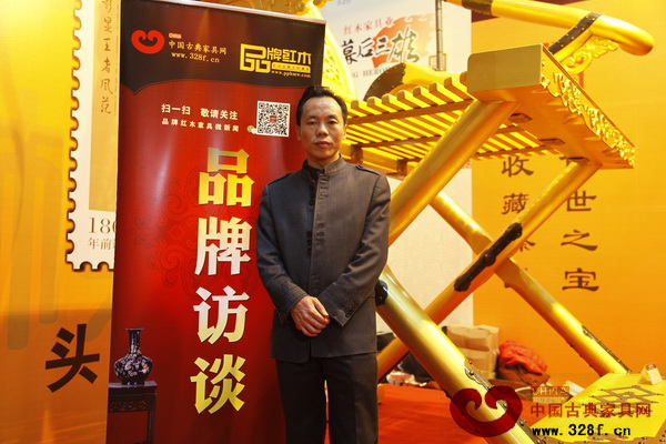 在2014年的中山紅木家具展上,源天福董事長(zhǎng)劉飛兵接受《品牌紅木》雜志采訪 在2014年的中山紅木家具展上,源天福董事長(zhǎng)劉飛兵接受《品牌紅木》雜志采訪