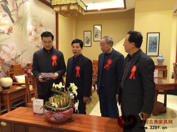 廣東省家具協(xié)會會長王克(左一)進店參觀指導 廣東省家具協(xié)會會長王克(左一)進店參觀指導