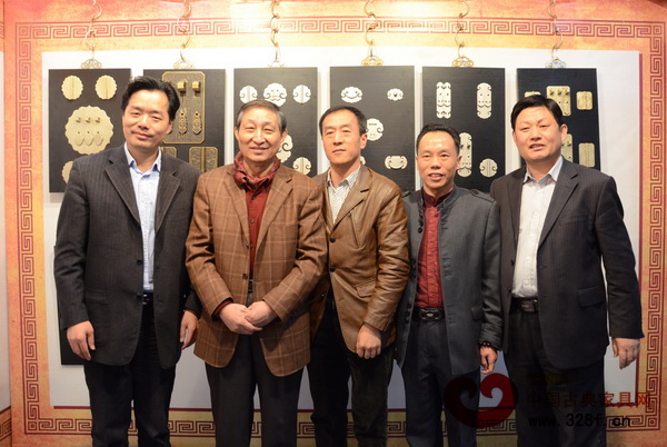 在2014年中國(江門)傳統家具精品鑒賞會上,幕后三雄與原故宮博物院文保科技部主任曹靜樓(左二),中國家具協會傳統家具專業委員會秘書長姜恒夫(左三)合影 在2014年中國(江門)傳統家具精品鑒賞會上,幕后三雄與原故宮博物院文保科技部主任曹靜樓(左二),中國家具協會傳統家具專業委員會秘書長姜恒夫(左三)合影
