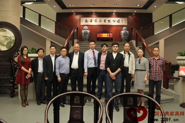 俄羅斯商業(yè)巨賈Mark Iliev(右四)、永華紅木家具副總經(jīng)理邱志坤(左六)以及“廣州三會(huì)”考察團(tuán)等在永華紅木展廳合影留念 俄羅斯商業(yè)巨賈Mark Iliev(右四)、永華紅木家具副總經(jīng)理邱志坤(左六)以及“廣州三會(huì)”考察團(tuán)等在永華紅木展廳合影留念
