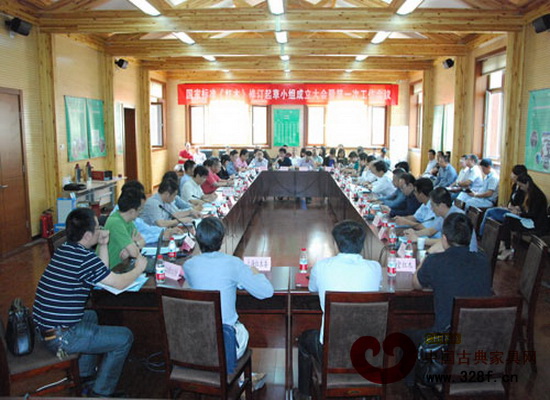 2013年9月16日,國家標(biāo)準(zhǔn)《紅木》修訂起草小組成立大會暨第一次工作會議在北京召開 2013年9月16日,國家標(biāo)準(zhǔn)《紅木》修訂起草小組成立大會暨第一次工作會議在北京召開