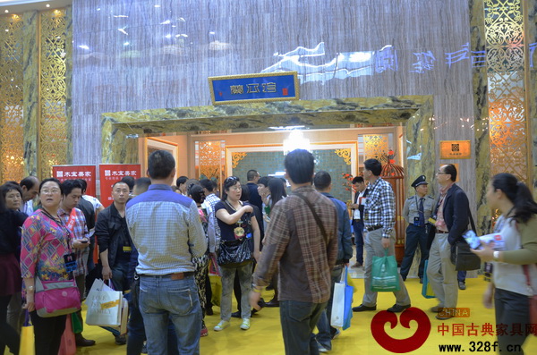木寶美家深圳家具展展館前人來人往 木寶美家深圳家具展展館前人來人往
