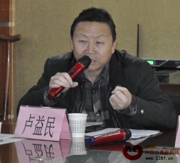 東陽市經濟和信息化局行管辦主任盧益民在會上發言 東陽市經濟和信息化局行管辦主任盧益民在會上發言