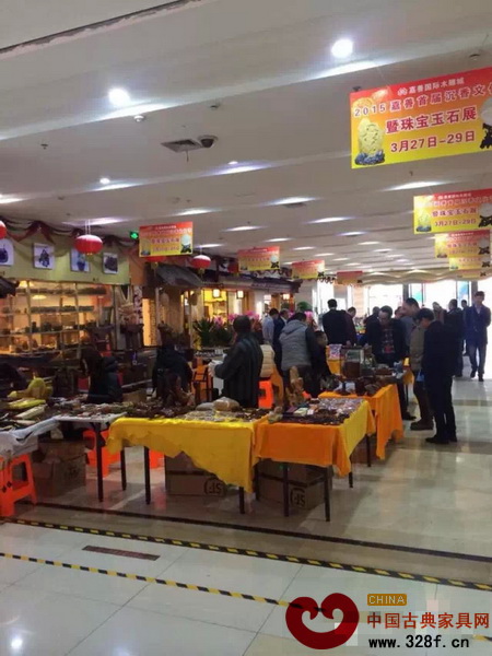 展會上許多游客前來參觀