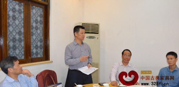 中山市紅木古典家具學會理事長蕭社和作了2014年度工作報告 中山市紅木古典家具學會理事長蕭社和作了2014年度工作報告
