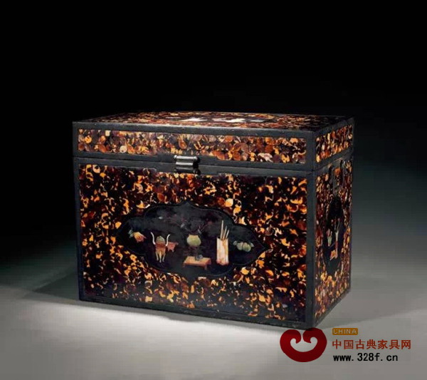 清中期·木嵌玳瑁百寶博古圖箱 清中期·木嵌玳瑁百寶博古圖箱