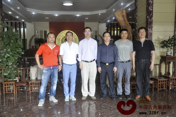 王克一行在紫木軒展廳內合影 王克一行在紫木軒展廳內合影