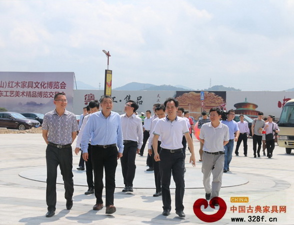 廣東省副省長許瑞生(左二)、中山市市長陳良賢在大涌鎮黨委書記黃紅全、鎮長文衛戈的陪同下來紅博城調研 廣東省副省長許瑞生(左二)、中山市市長陳良賢在大涌鎮黨委書記黃紅全、鎮長文衛戈的陪同下來紅博城調研