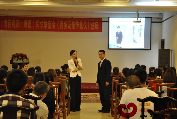李欣陽老師在講授禮儀知識時，與來賓現場進行互動