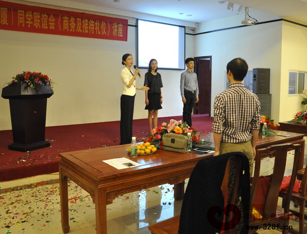 各位來賓學習得都非常認真，極力配合導師的演示